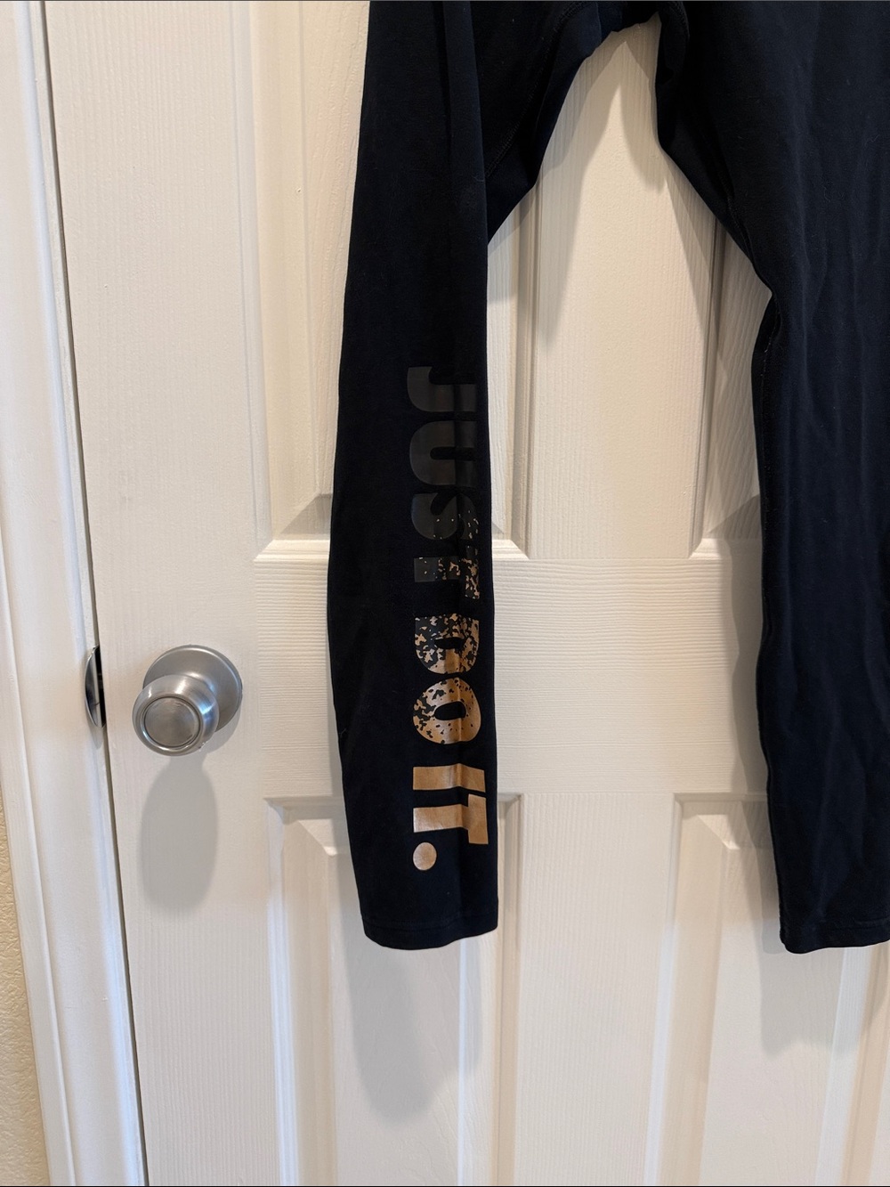 Nike Womens Black Athletic Leggings with Subtle Logo - Picture 3 of 4